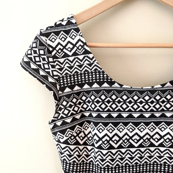 black & offwhite abstract print fit & flare dress - Picture 2 of 10